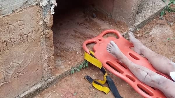 Mulher foi resgatada pelo Samu em Visconde do Rio Branco — Foto: Polícia Militar/Divulgação