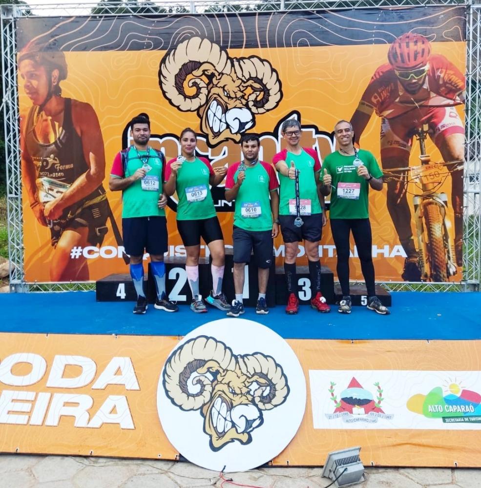 Atletas da CENIBRA são destaque em corrida no Pico da Bandeira. Todos ocuparam pódio em suas categorias. Da esquerda para a direita: Marcelo Alves, terceiro lugar; Wasty de Melo, primeiro lugar; Fernando Henrique, segundo lugar; Roosevelt Braz, segundo lu