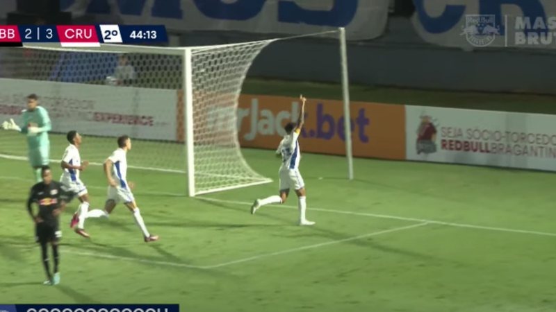 Com dois de Machado e um de Vital, Cruzeiro virou sobre o Bragantino