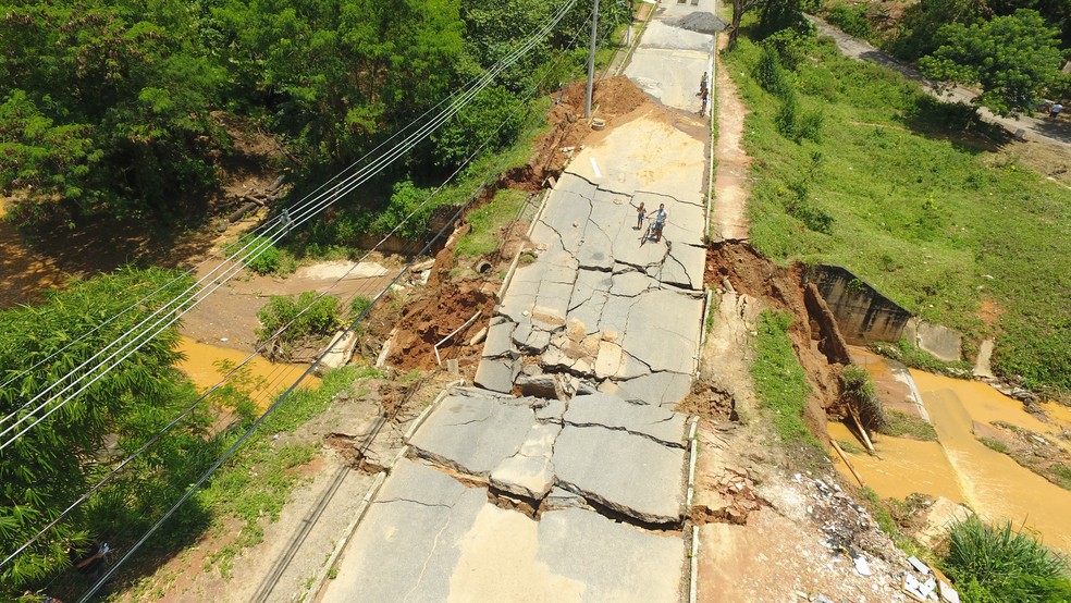 Avenida no bairro Novo Tempo, em Timóteo, afundou com as chuvas — Foto: Prefeitura de Timóteo