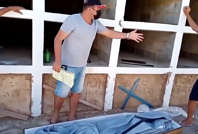 Vereador de Santa Bárbara do Leste abre caixão de idoso que morreu com suspeita de Covid-19