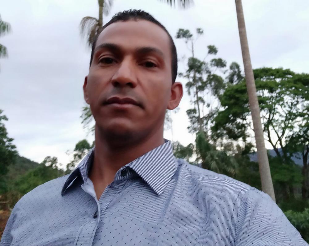 Júlio Couto é professor na rede pública do estado de Minas Gerais. Graduado em Letras pela PUC Minas.