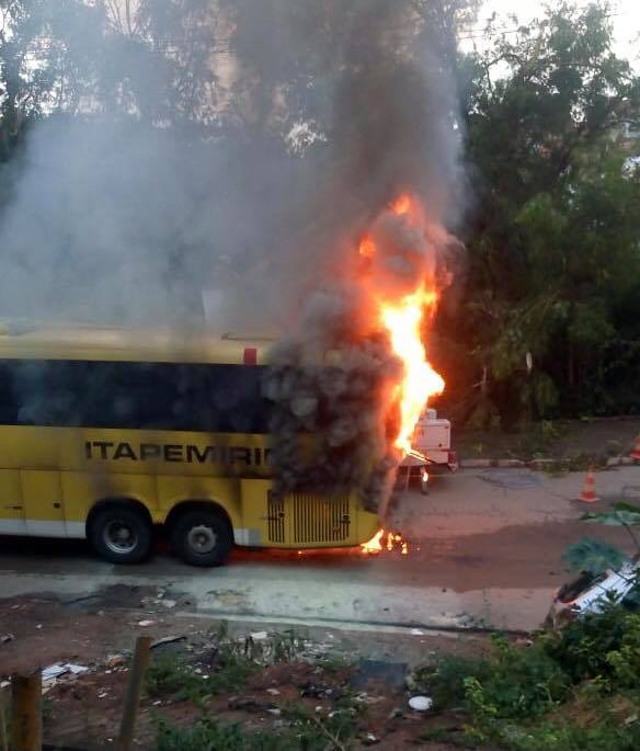 O Corpo de Bombeiros foi acionado para conter às chamas no ônibus