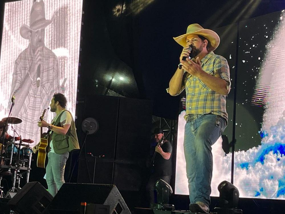 No palco principal Fernando & Sorocaba cantaram os maiores sucessos da dupla e de artistas do cenário nacional