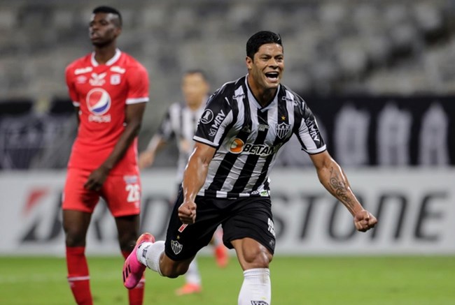 Hulk marcou o 1º gol em cobrança de pênalti e depois fez o 2º após passe de calcanhar de Savarino