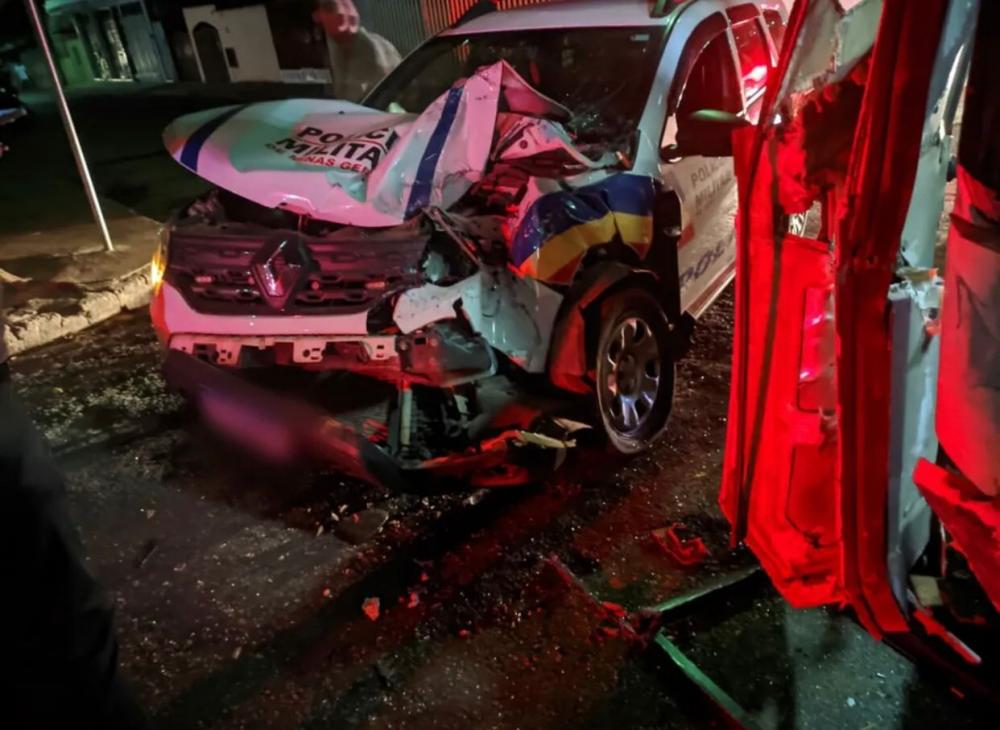 Viatura bateu em um ônibus — Foto: Corpo de Bombeiros/ Divulgação