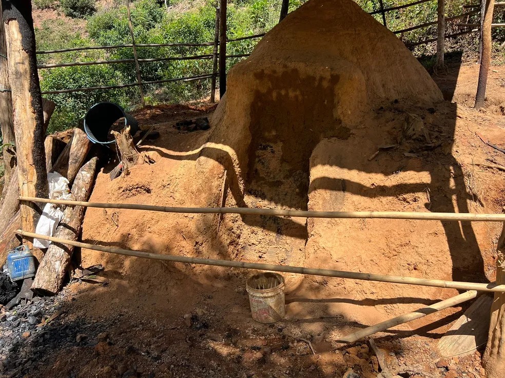Um dos fornos utilizados para a produção ilegal de carvão vegetal em Santana do Paraíso — Foto: Polícia Militar de Meio Ambiente