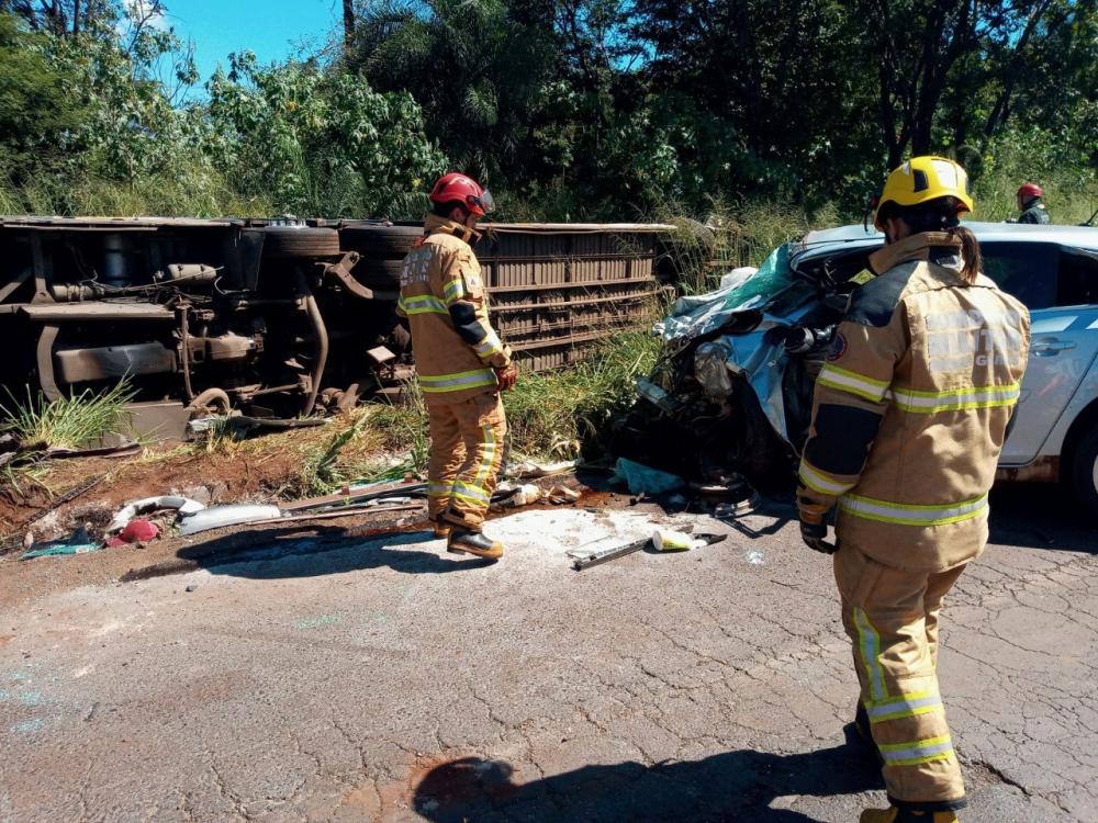 O motorista do ônibus contou que um dos pneus do veículo estourou, o que fez com que ele perdesse o controle da direção — Foto: Corpo de Bombeiros/Divulgação