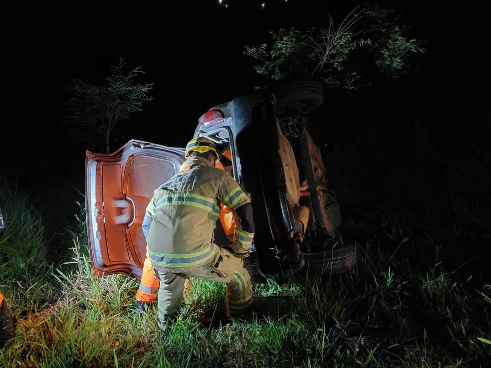 Bombeiros realizando atendimento após o acidente — Foto: Corpo de Bombeiros