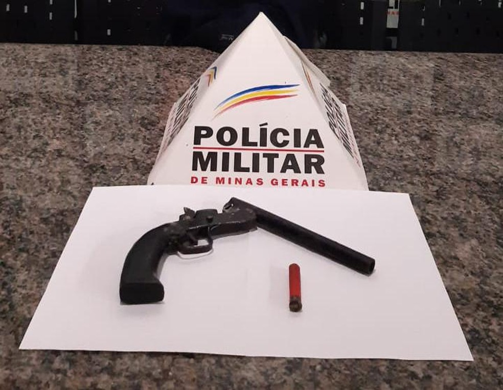 Arma usada no crime foi apreendida — Foto: Polícia Militar/ Divulgação