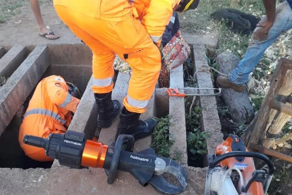 Bombeiros precisaram serrar o mata-burro para retirar a mulher — Foto: CBMG/Divulgação