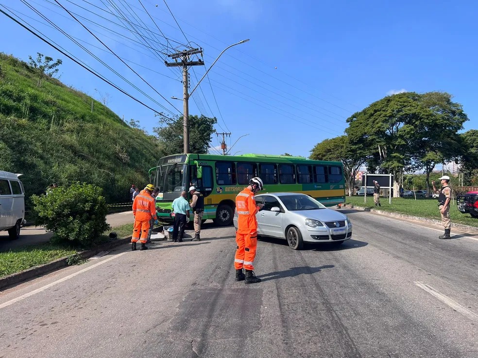 Bombeiros durante atendimento após o acidente 