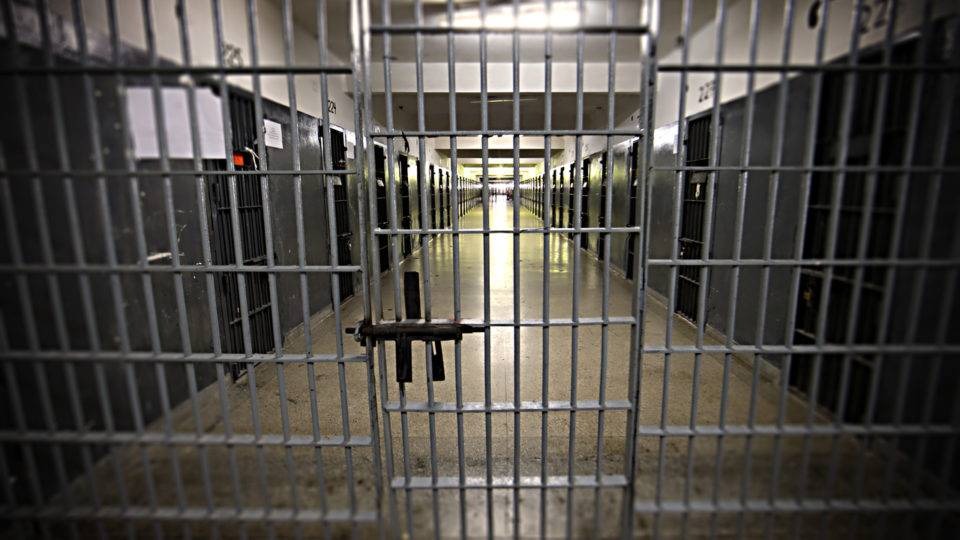 Policiais penais que torturaram presos em Itaobim são condenados a quase 100 anos de prisão