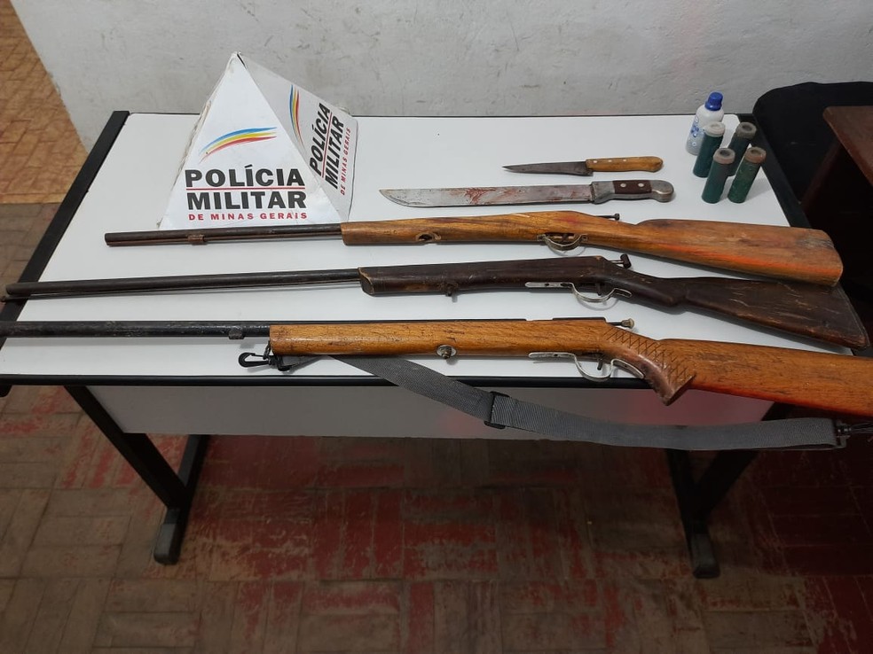 Armas apreendidas na casa onde o crime ocorreu — Foto: Polícia Militar/Divulgação