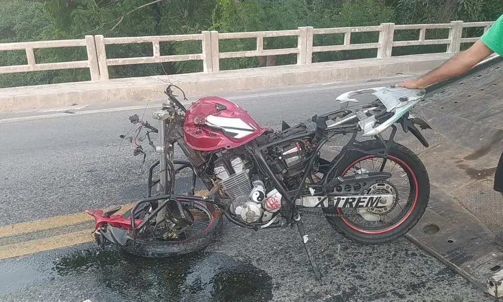 Moto completamente destruída na BR-381 em Baguari — Foto: Redes sociais
