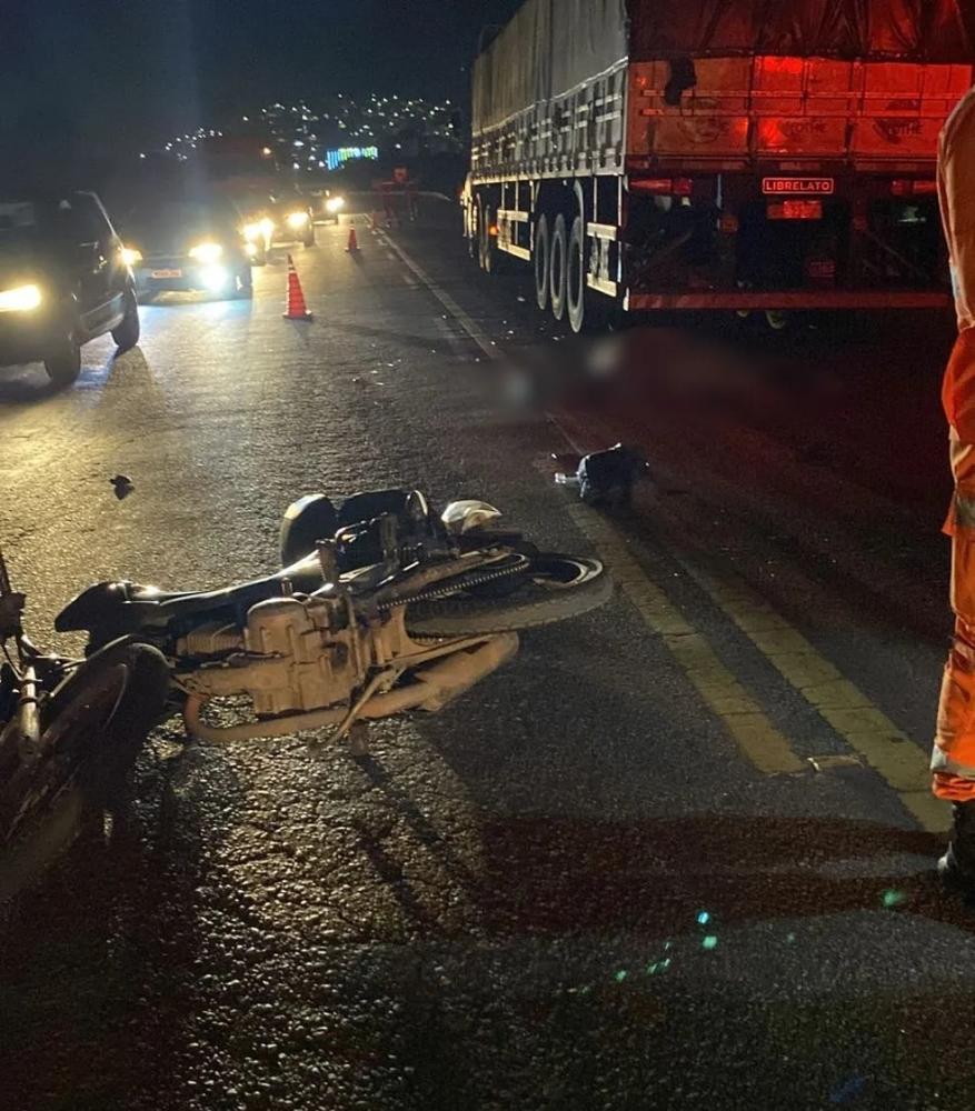 Motociclista caiu na BR-381 e morreu atropelado por uma carreta — Foto: Corpo de Bombeiros Militar