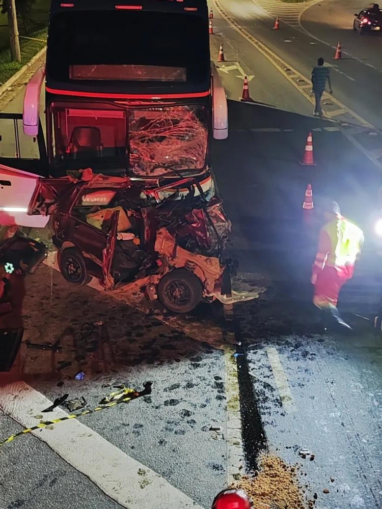 Dois jovens morrem após acidente entre carro e ônibus na BR-116 em Governador Valadares — Foto: Corpo de Bombeiros