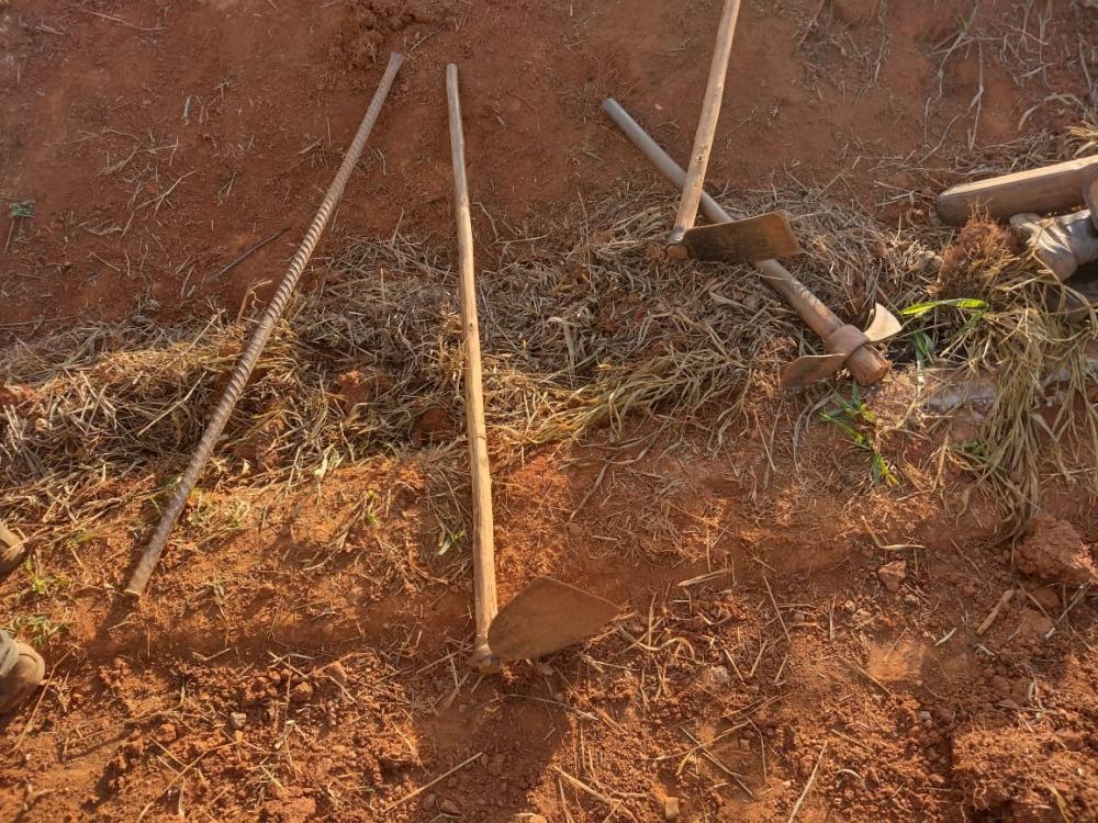 Trabalhador rural fica ferido ao cair com o rosto em cima de enxada na zona rural de Santa Bárbara