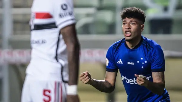 Machado comemora gol do Cruzeiro em jogo com São Paulo