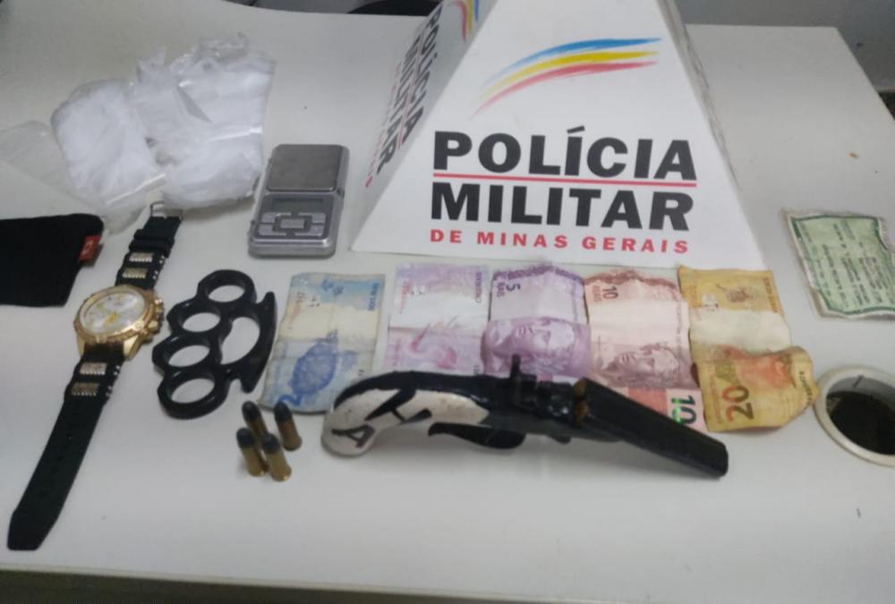 Durante buscas na residência foi localizada a arma de fogo e outros objetos que foram encaminhados para a Delegacia de Polícia Civil