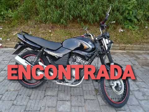 A motocicleta estava escondida atrás de uma placa de sinalização, que fica em frente ao CMEI do bairro Pedreira