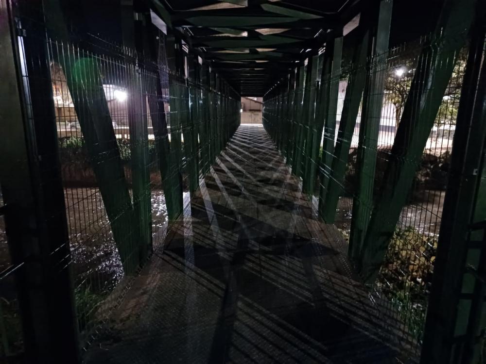 Passarela durante período noturno