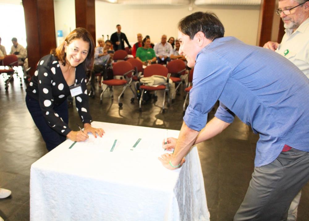 Assinatura do convênio entre a CENIBRA e as prefeituras de Guanhães e Virginópolis para pavimentação de vias da região.