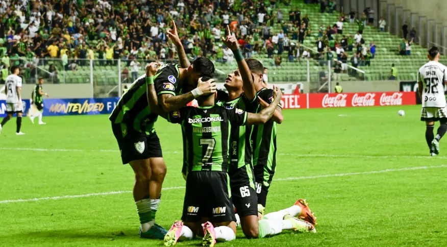 Jogadores do América-MG comemoram um dos gols da goleada sobre o Colo-Colo Mourão Panda / América