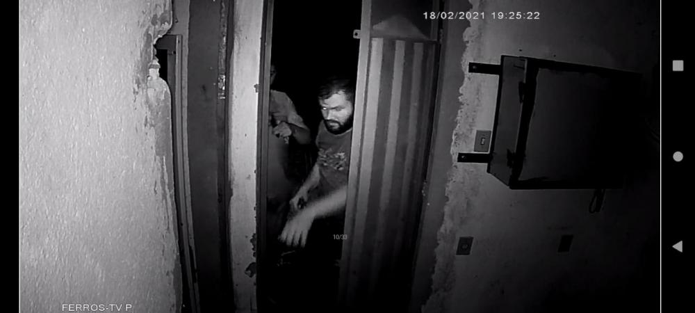 Ladrões roubam baterias de torre de internet em Ferros; câmera de segurança registrou o roubo; veja