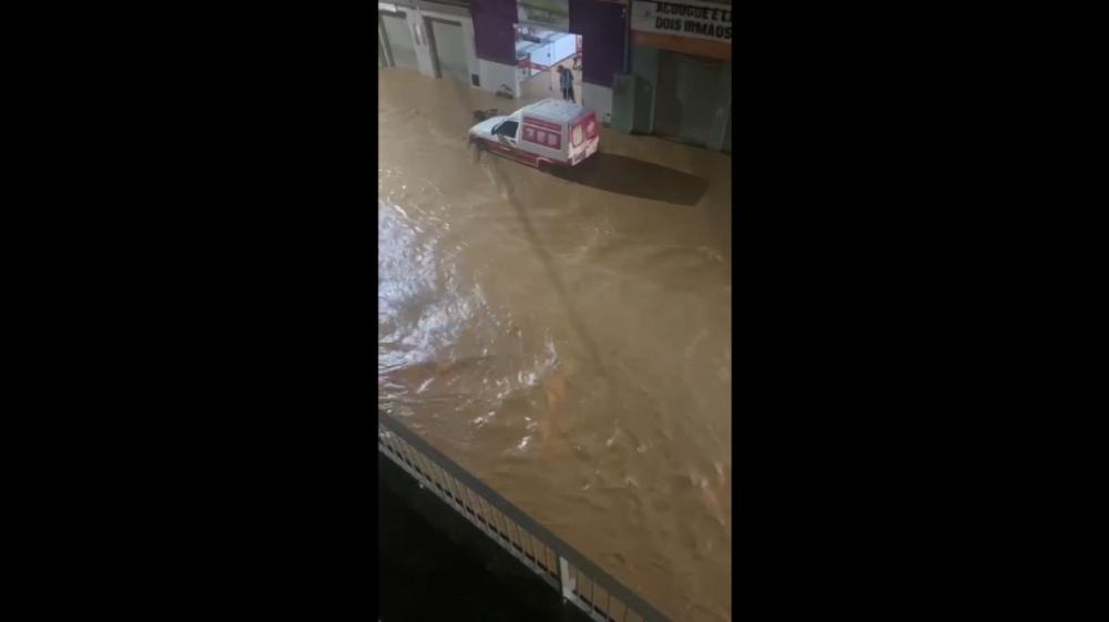 Centro de Santa Maria de Itabira alagado