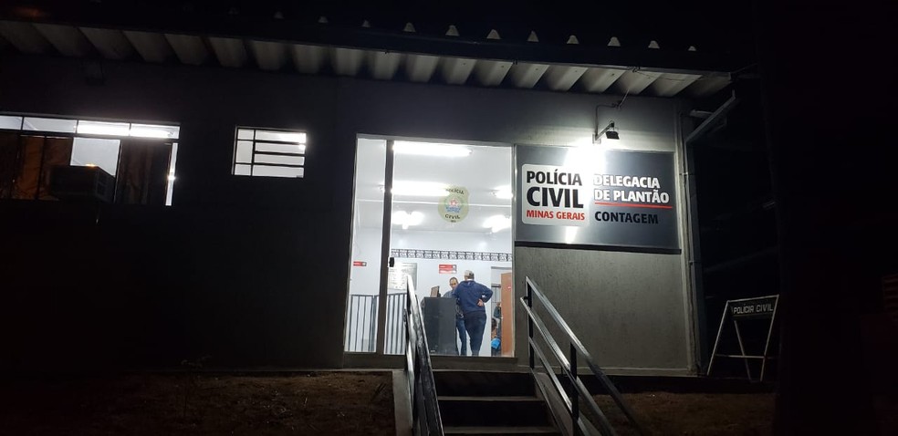 O homem foi levado para a Delegacia de Plantão de Contagem, ouvido e autuado em flagrante por tentativa de feminicídio.
