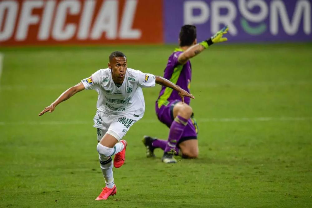 Ademir fez o gol da virada do América sobre o Cruzeiro — Foto: Cristiane Mattos
