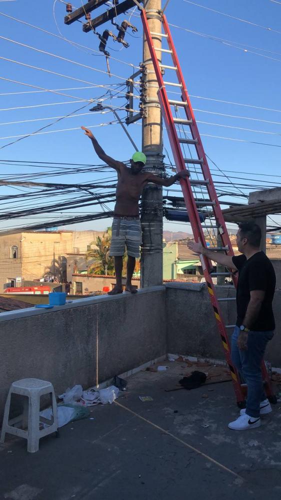 Homem ficou 24 horas em cima de poste