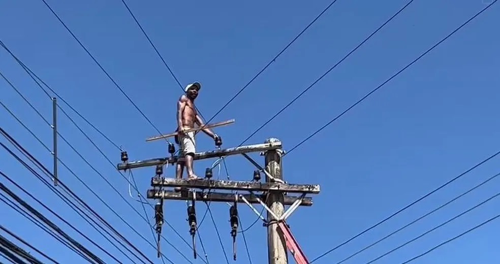Homem sobe em cima de poste para fugir da PM em Minas