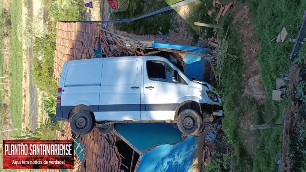  Van cai em cima de uma casa e duas pessoas ficam feridas em Ferros