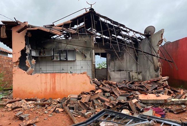 A casa da mãe do jovem que atropelou e matou uma mulher e um bebê em Sete Lagoas, lado Central de Minas Gerais, foi destruída por moradores revoltados