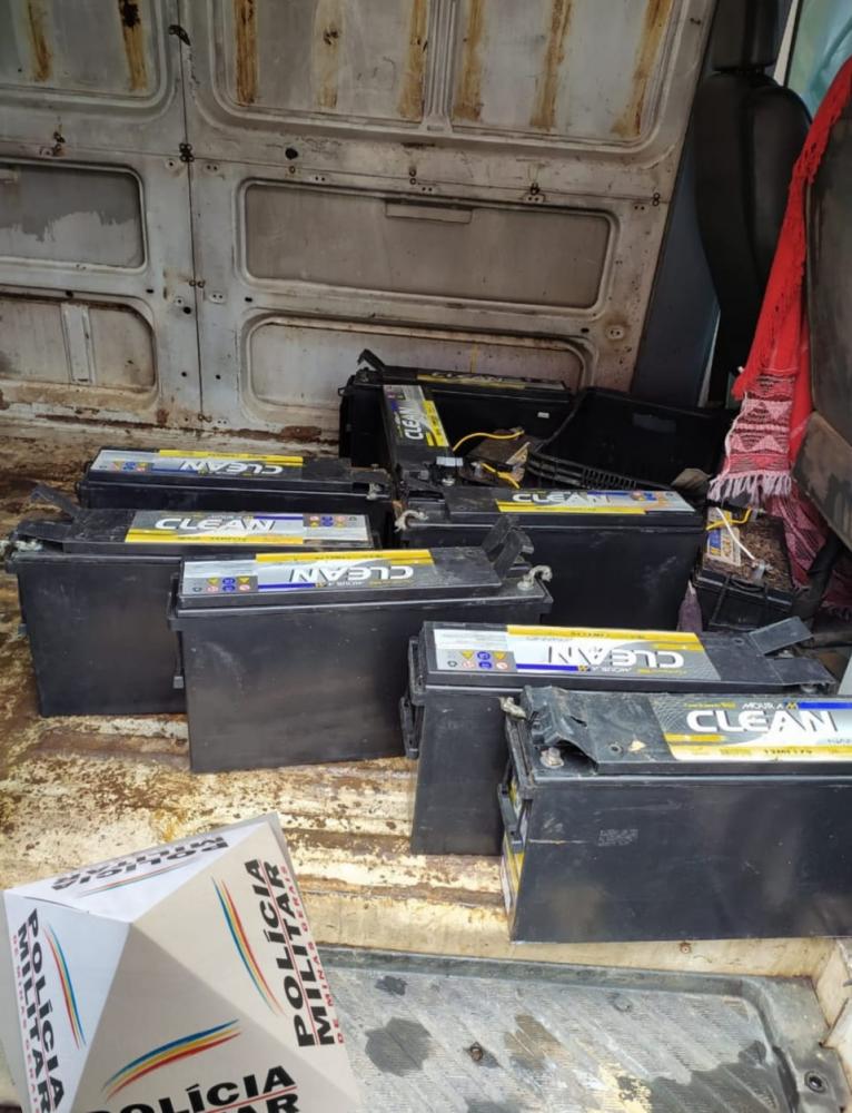 Foram encontradas varias baterias dentro de uma VAM branca,