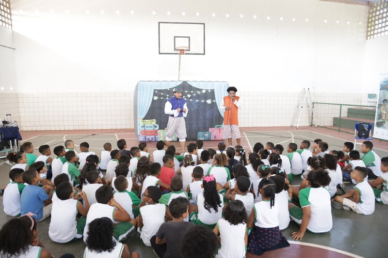 Público infantil assistindo o espetáculo 