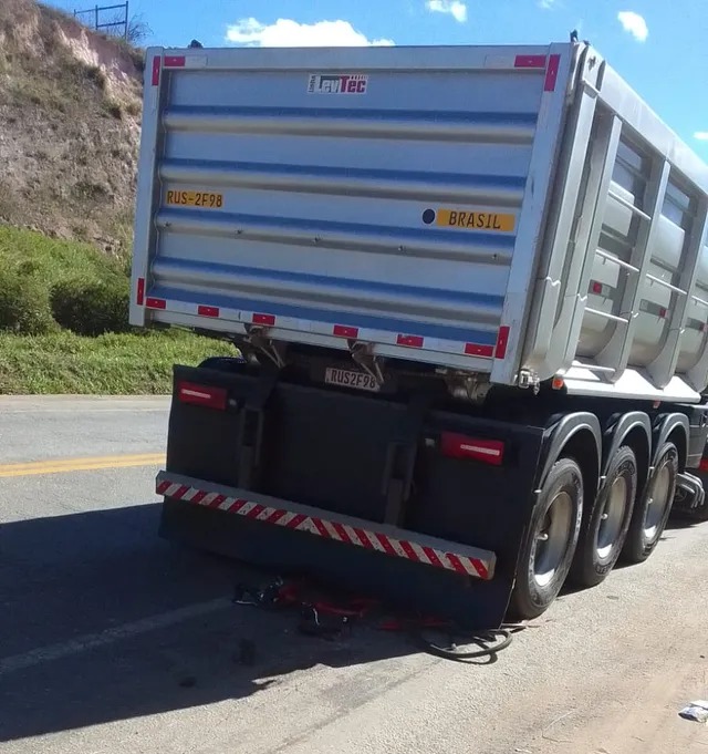 A bicicleta vermelha usada por Francisco Fonseca foi parar debaixo da carreta, que ficou parada na rodovia 381, em João Monlevade — Foto: Redes sociais