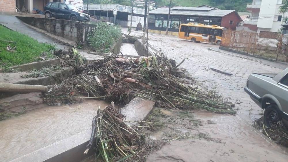 Manilhas não suportam o volume de agua do Córrego da Blandina e problema de alagamento se repete todo ano em Santa Maria de Itabira