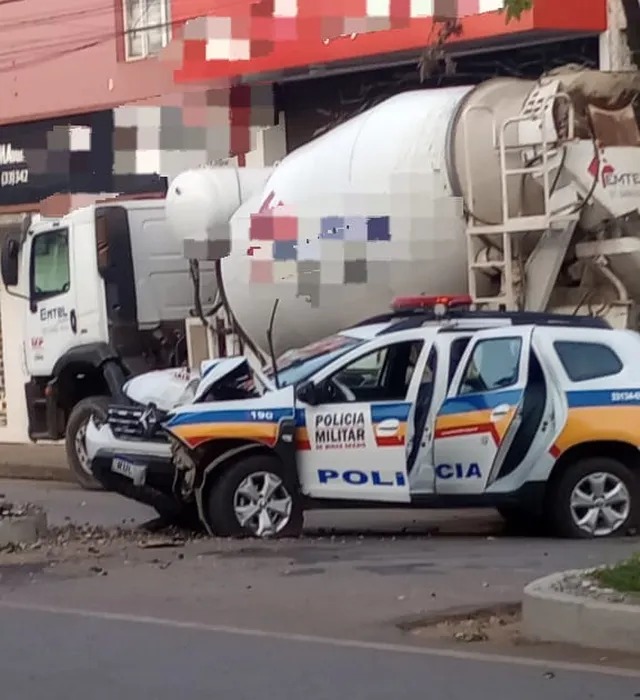 Viatura da PM se envolve em acidente — Foto: Redes sociais