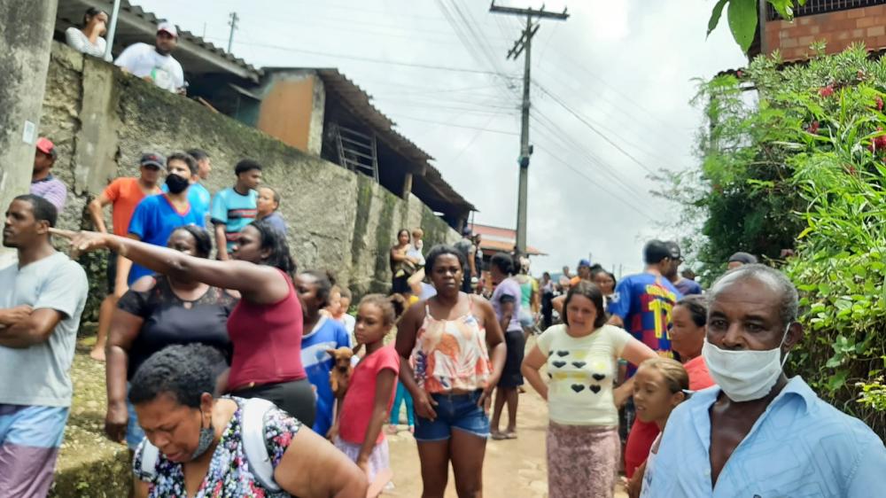 Foi uma correria para todos lados, Idosos, pessoas com deficiência, pais carregando seus filhos, buscando o ponto mais alto da cidade