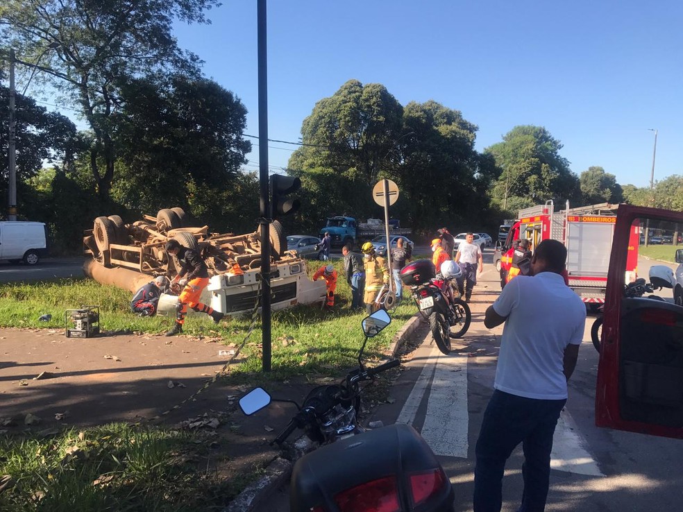 Caminhão capotou e ficou com rodas para cima na BR-381 — Foto: Joana Teles