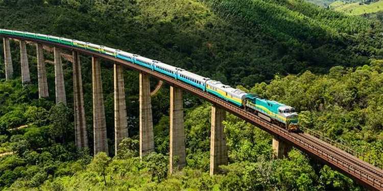 Trem de Passageiros da Estrada de Ferro Vitória a Minas (EFVM)