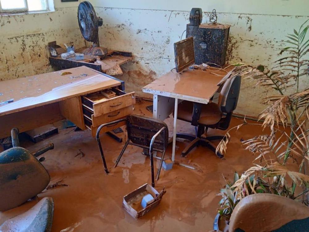 Móveis, materiais de trabalho e equipamentos foram danificados.