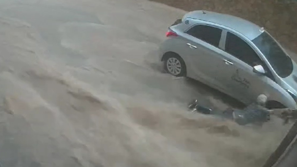 Taxista ajuda a salvar idoso que ia ser levado por correnteza durante temporal em MG