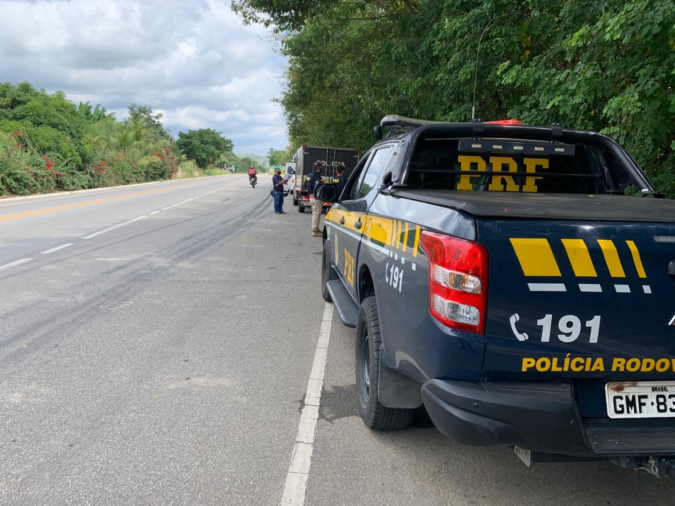 Agentes da PRF estiveram no local onde o corpo foi encontrado — Foto: Jhonnathas Trindade