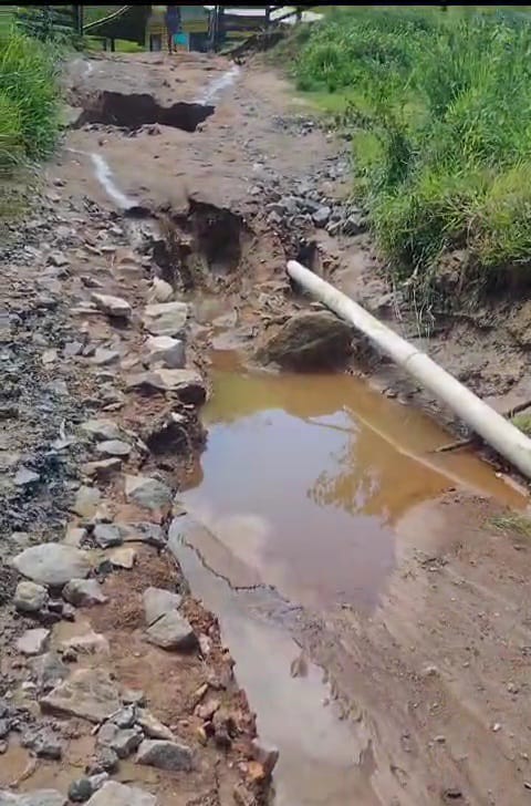 Várias erosões na estrada do macuco