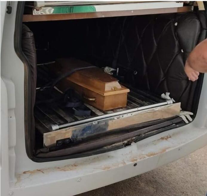 O corpo foi localizado por uma mulher após ver os cachorros mastigando algo