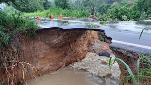 Trecho da MG-105 que liga Águas Formosas a Crisólita cedeu. — Foto: Divulgação